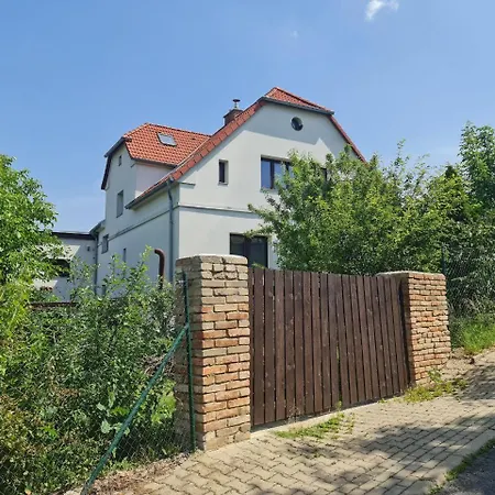 דירה Airport Private Apartment, Advance Registration, No Reception, Self Check-in, Calm Environment, Non-smoking Guests Tuchomerice
