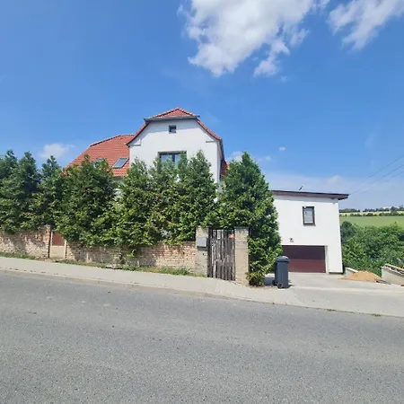דירה Airport Private Apartment, Advance Registration, No Reception, Self Check-in, Calm Environment, Non-smoking Guests Tuchomerice