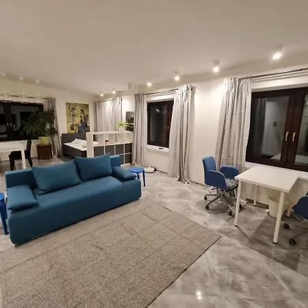 Airport Private Apartment, Advance Registration, No Reception, Self Check-in, Calm Environment, Non-smoking Guests * Tuchomerice