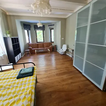 Airport Private Apartment, Advance Registration, No Reception, Self Check-in, Calm Environment, Non-smoking Guests Tuchomerice