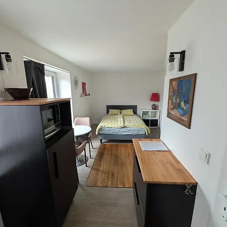 Airport Private Apartment, Advance Registration, No Reception, Self Check-in, Calm Environment, Non-smoking Guests Tuchomerice