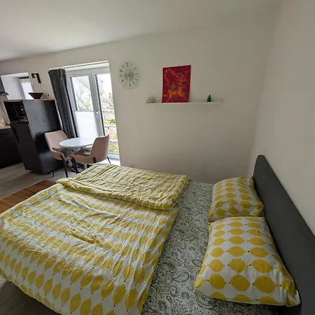 Airport Private Apartment, Advance Registration, No Reception, Self Check-in, Calm Environment, Non-smoking Guests Tuchomerice