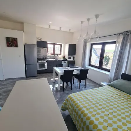 Airport Private Apartment, Advance Registration, No Reception, Self Check-in, Calm Environment, Non-smoking Guests Tuchomerice