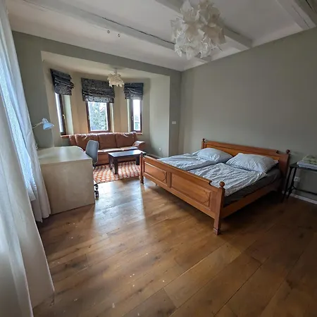 Airport Private Apartment, Advance Registration, No Reception, Self Check-in, Calm Environment, Non-smoking Guests * Tuchomerice