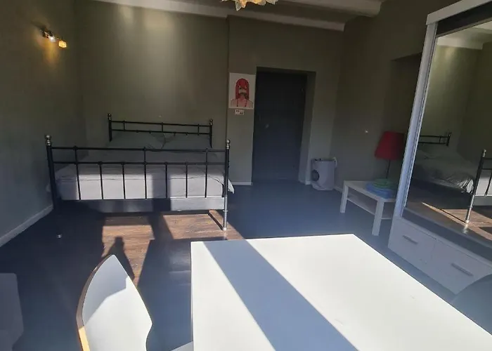 Airport Private Apartment, Advance Registration, No Reception, Self Check-in, Calm Environment, Non-smoking Guests Tuchomerice